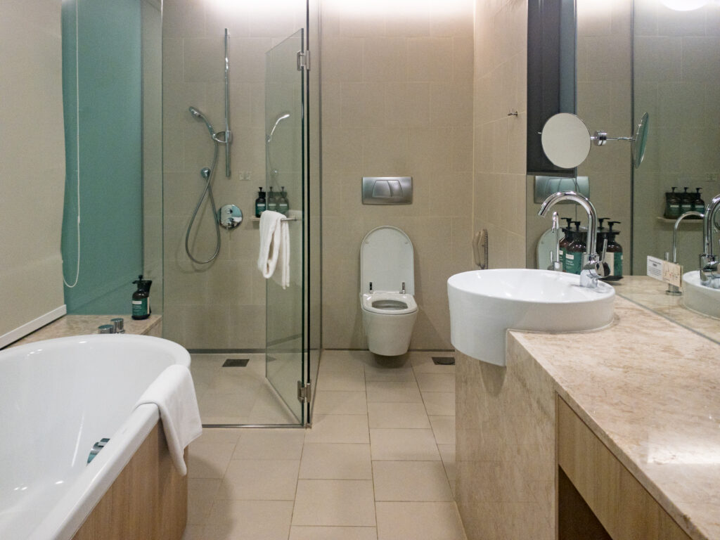 Crowne Plaza Changi Airport Singapore Bathroom