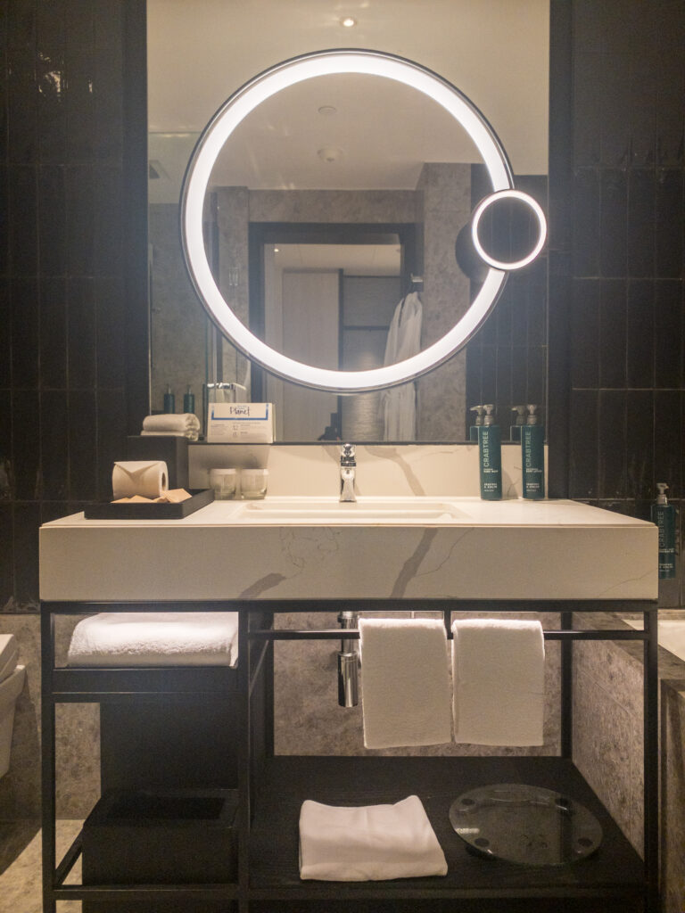 Hilton Singapore Orchard Executive King Room Bathroom