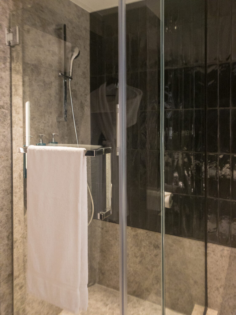 Hilton Singapore Orchard Executive King Room Bathroom